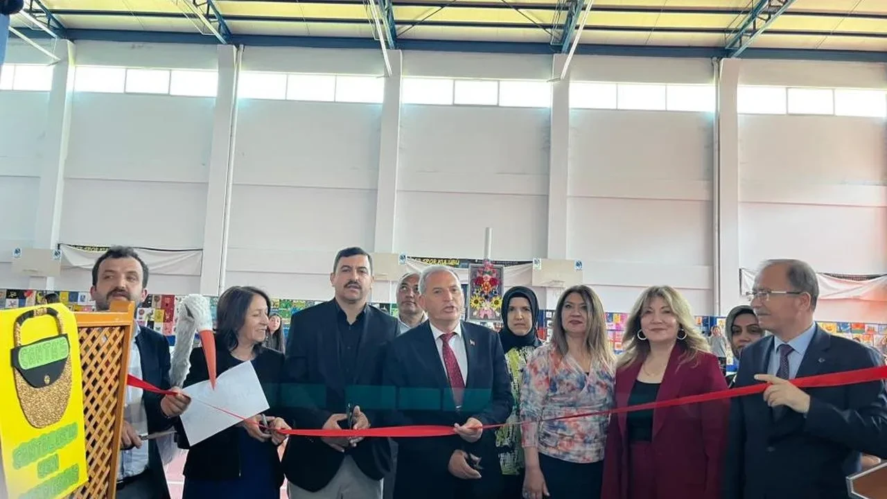 Manisa'da öğrencilerin el emeği göz nuru eserleri büyük ilgi gördü