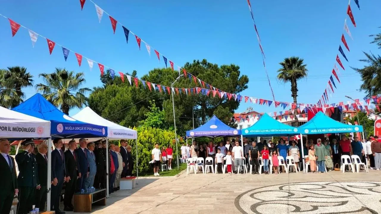 Köyceğiz'de 19 Mayıs coşkusu zirveye ulaştı! Gençlerin performanslarıyla unutulmaz anlar yaşandı