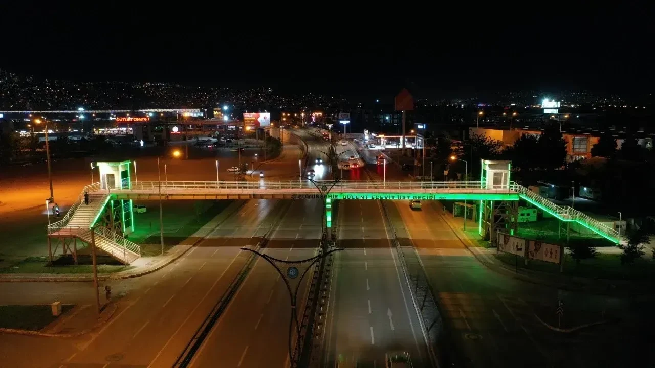 Kocaeli, Kocaelispor'un şampiyonluğunu yeşil ışıklarla kutluyor
