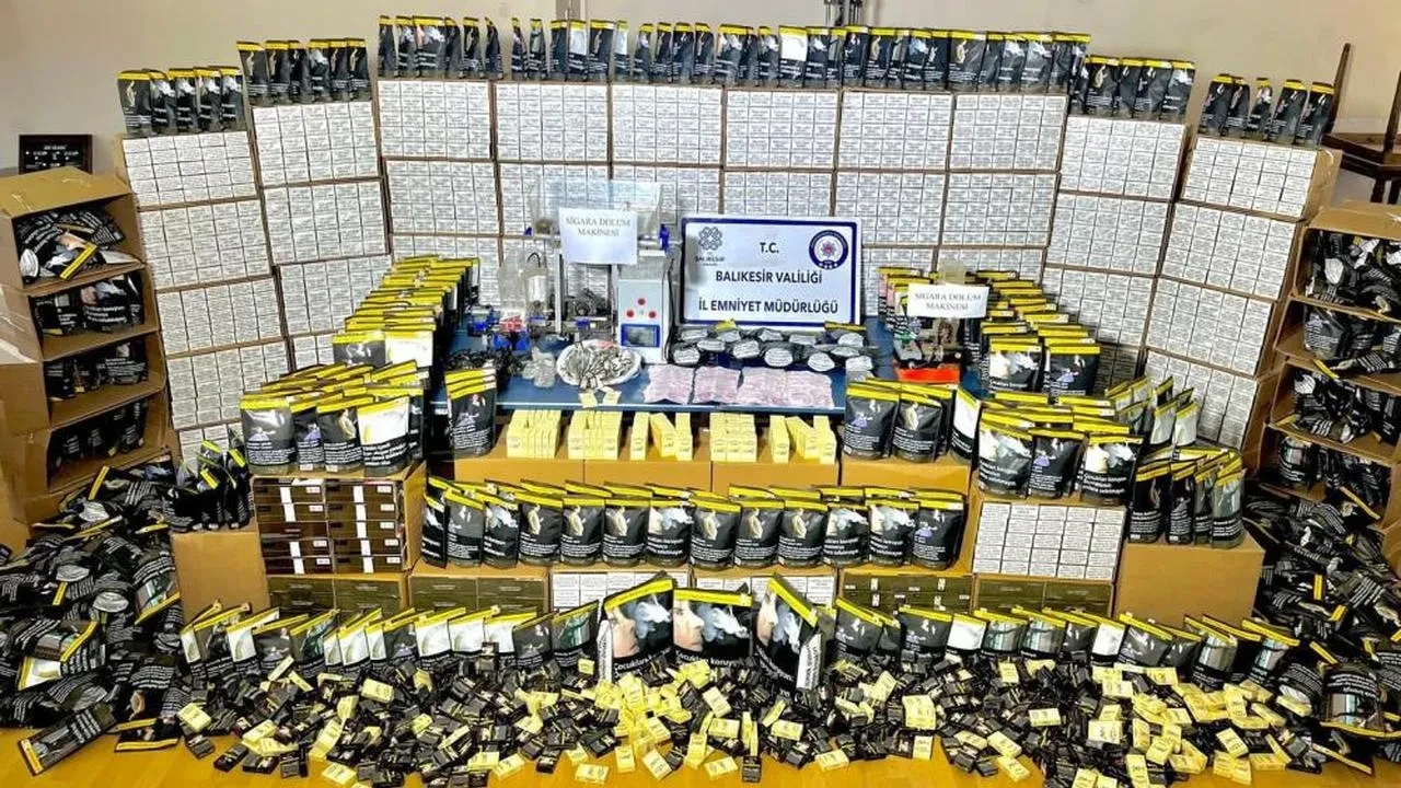 Balıkesir'de büyük operasyon: 5 gözaltı, kaçak tütün ve sigaralar ele geçirildi