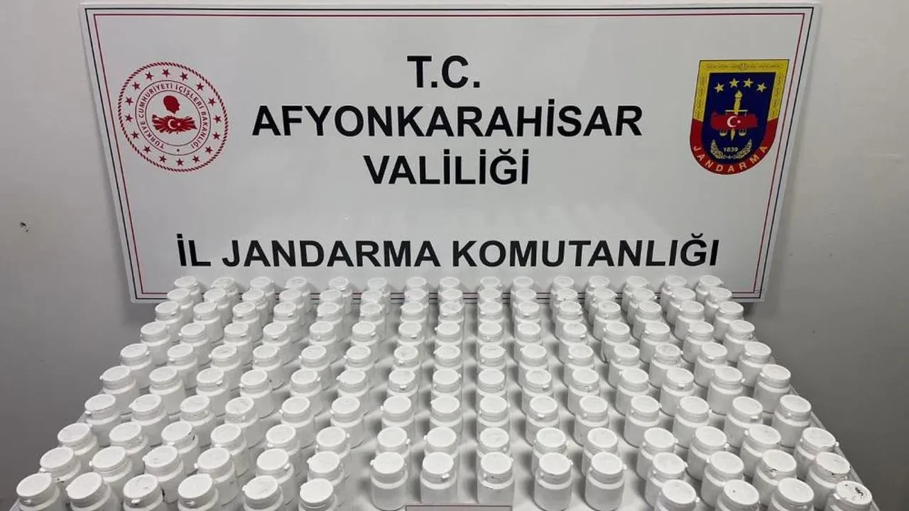 Afyonkarahisar'da jandarma, uyuşturucu operasyonunda 8 bin 120 hap ele geçirip 4 kişiyi gözaltına aldı