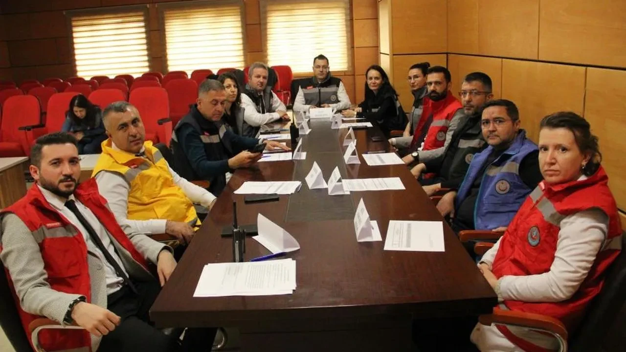 Devlet Hastanesi’nde gerçekçi yangın tatbikatı: Afyonkarahisar'da hastane personeli ve hastaların katılımıyla tatbikat yapıldı