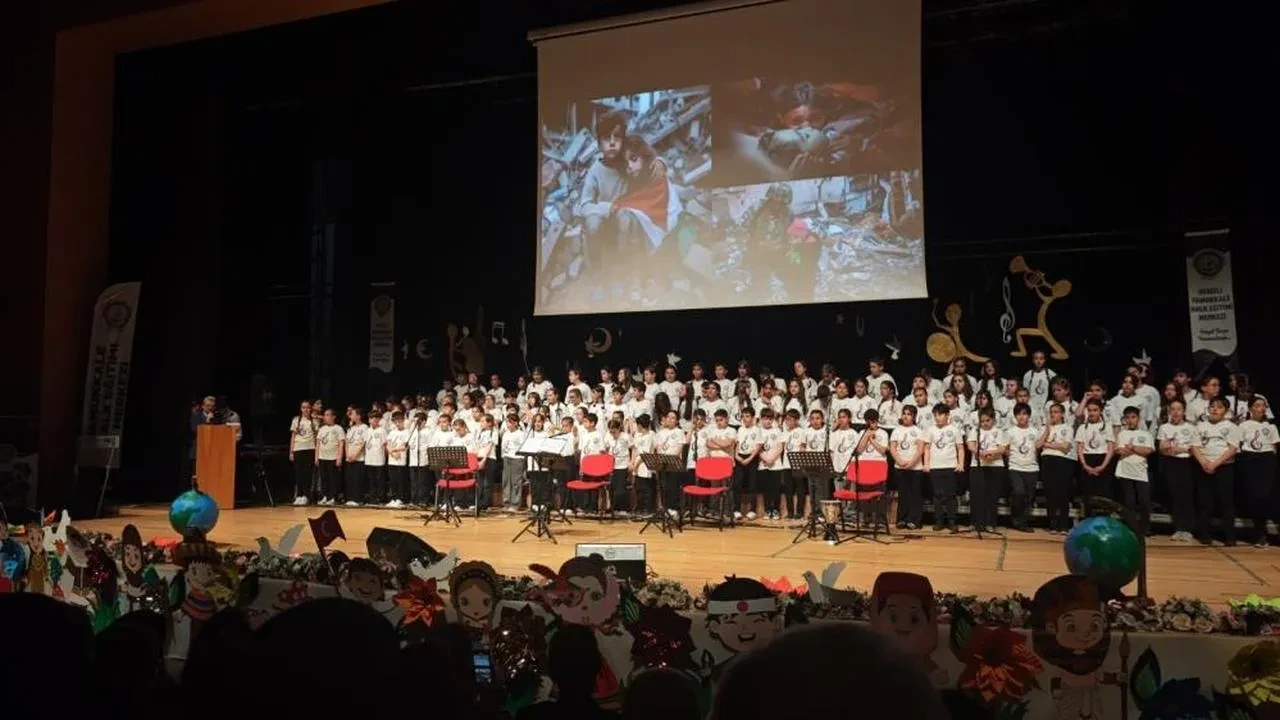 Denizli'de TBMM'nin 105. yıldönümü coşkuyla kutlandı: Koro performansı göz doldurdu
