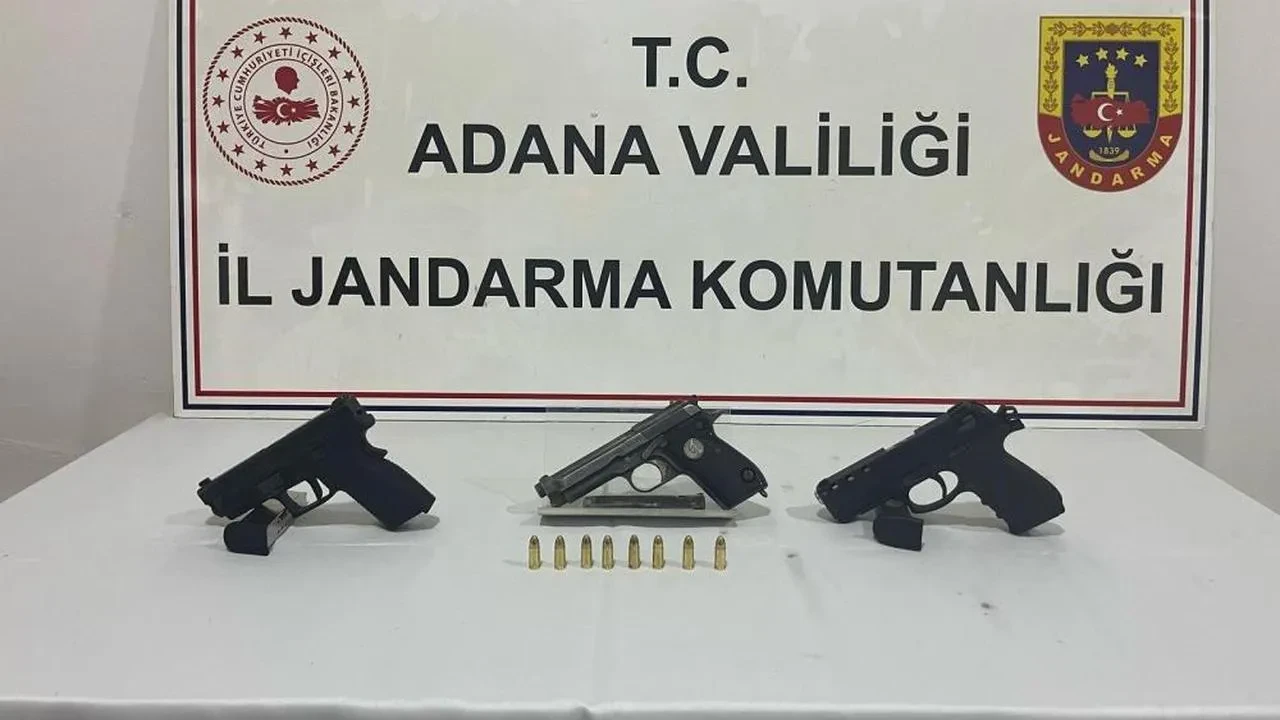 Adana'da jandarma operasyonu: İki şüpheliye ruhsatsız tabanca ile gözaltı