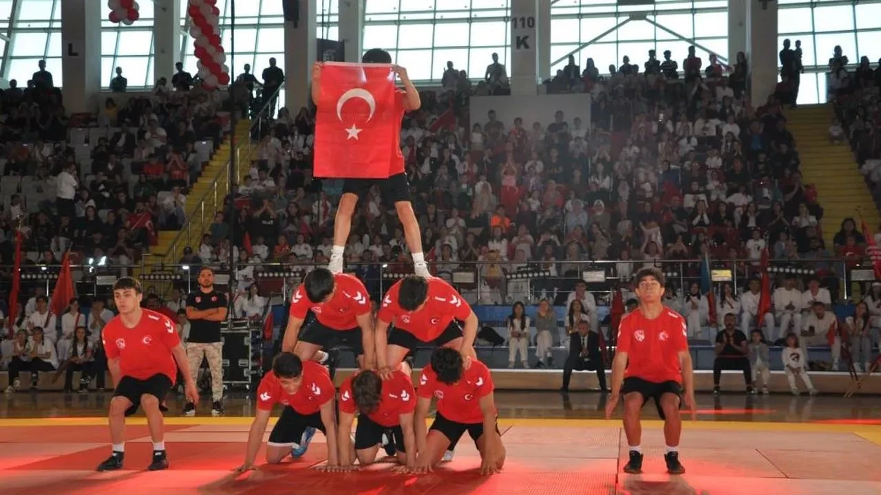 Afyonkarahisar'da 19 Mayıs coşkusu: Gençler yeteneklerini sergiledi!