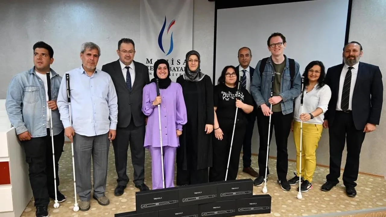 Manisa Celal Bayar Üniversitesi'nden görme engelli öğrencilere büyük destek: Akıllı bastonlar sahiplerini buldu