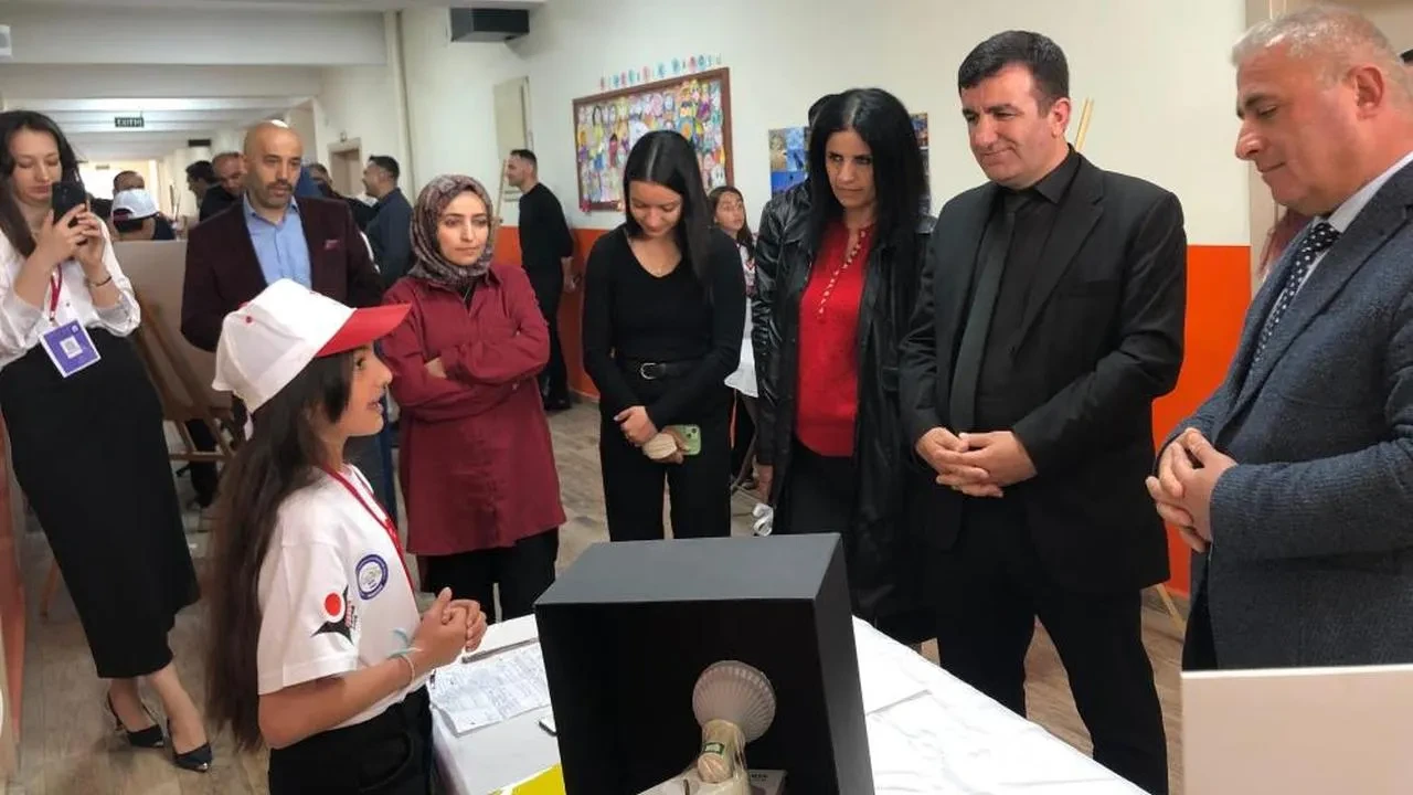 Hakkari SPK Ortaokulu'nda Bilim Fuarı heyecanı! Öğrencilerin 15 projesi sergilendi