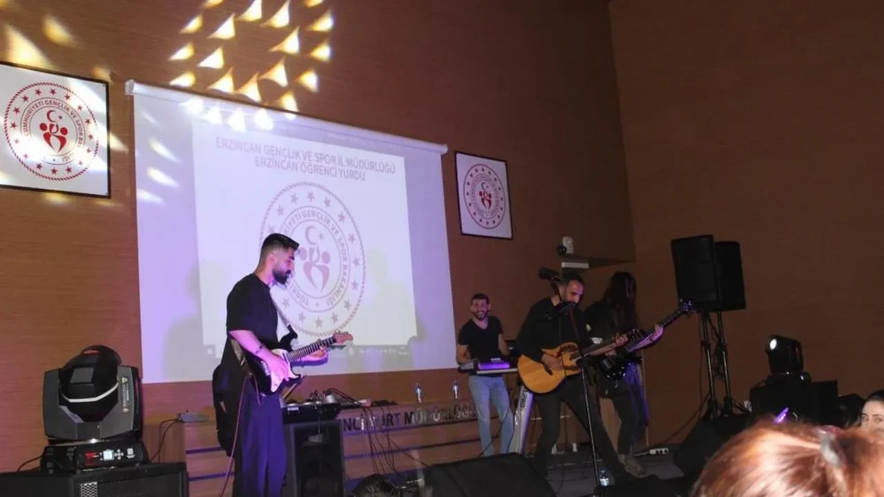 Erzincan'da Gençlik Bayramı coşkusuyla konser düzenlendi! Peki, neler yaşandı?