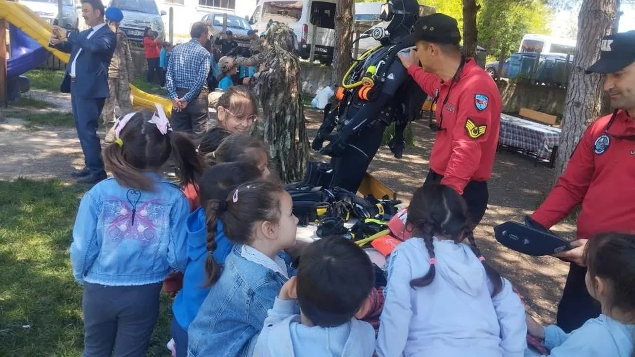 Jandarma, öğrencilere unutulmaz bir gün yaşattı: Asker olma isteği artıyor