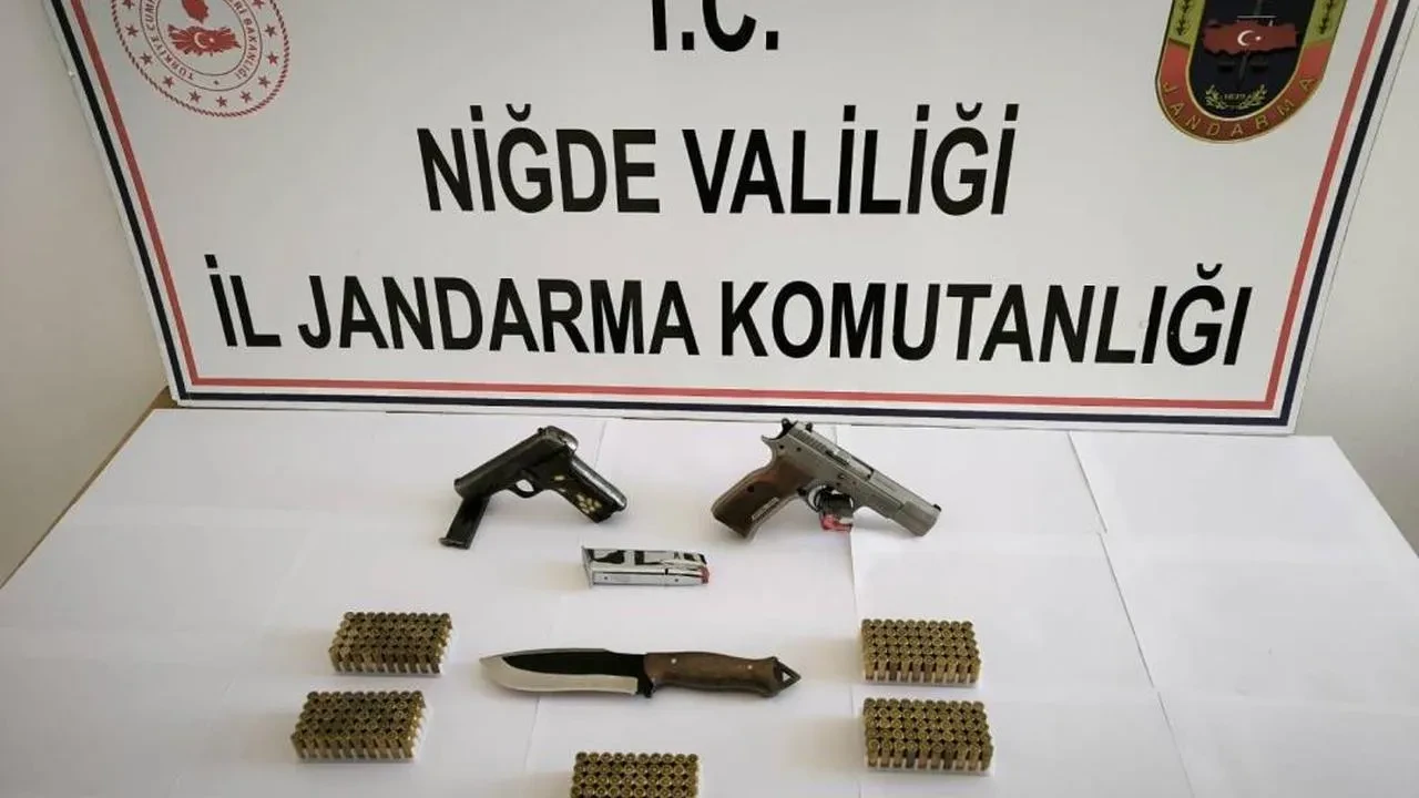 Niğde'de jandarma ruhsatsız silah operasyonu: Bir gözaltı, çok sayıda silah ve fişek ele geçirildi