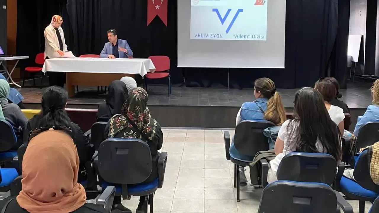 Eskişehir Orgeneral Halil Sözer Ortaokulu'ndan velilere büyük jest: 'Velivizyon' belgeleri dağıtıldı