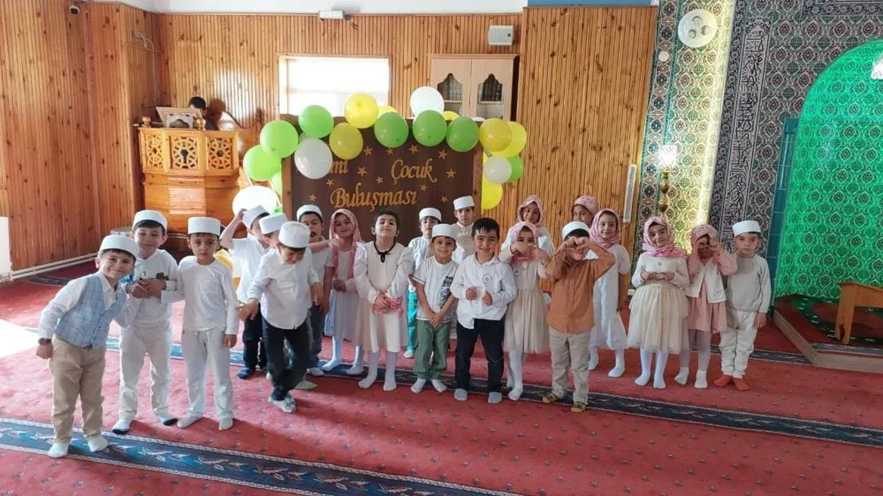Erzincan'da çocuklar camide buluştu: Eğlenceli anlar ve namaz keyfi