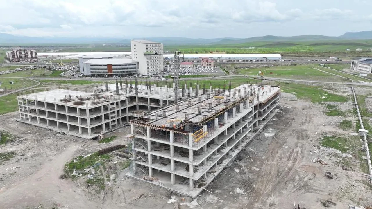 Ağrı'da Kadın ve Çocuk Hastanesi'nin inşaatında %50 ilerleme... Kaç yatak yapılacak?