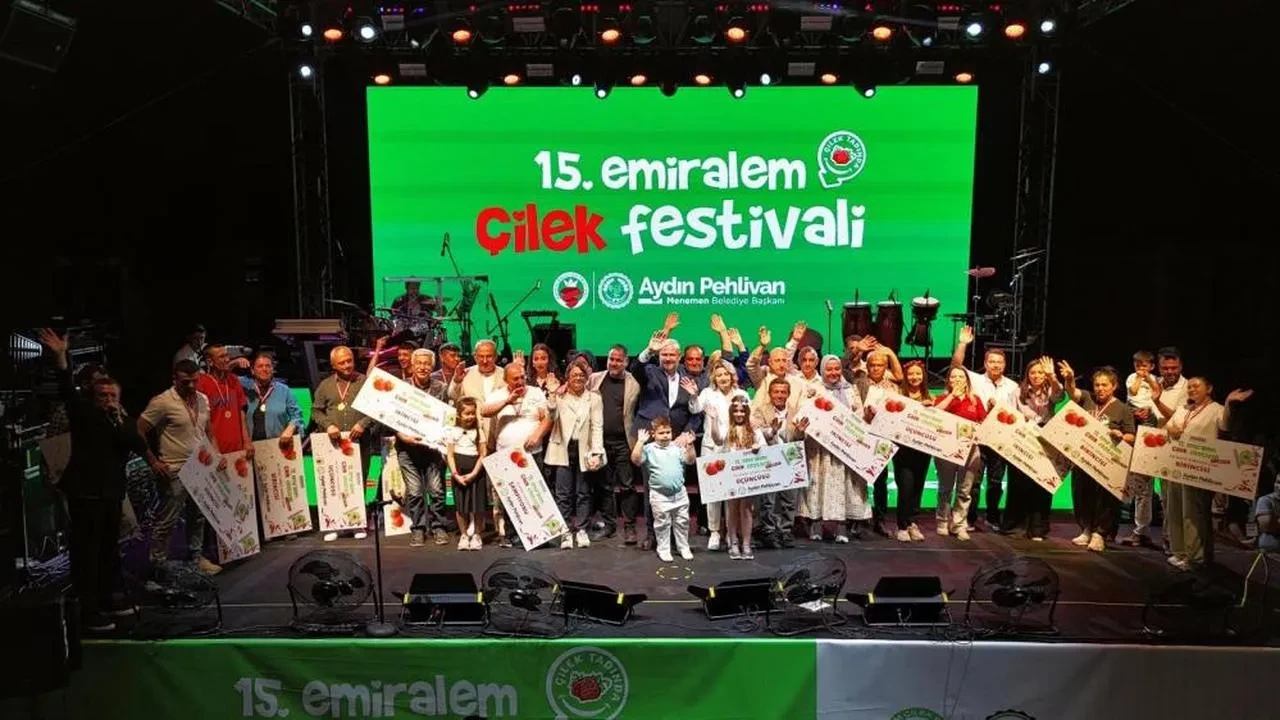Emiralem Çilek Festivali'nde 1 milyon ziyaretçi rekoru! Derya Uluğ sahne aldı, lezzetli çilek yarışmaları başladı