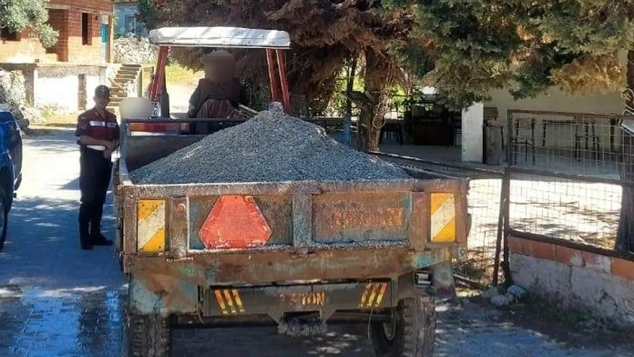 Jandarma'dan flaş operasyon: İzinsiz kum çeken şahıs yakalandı