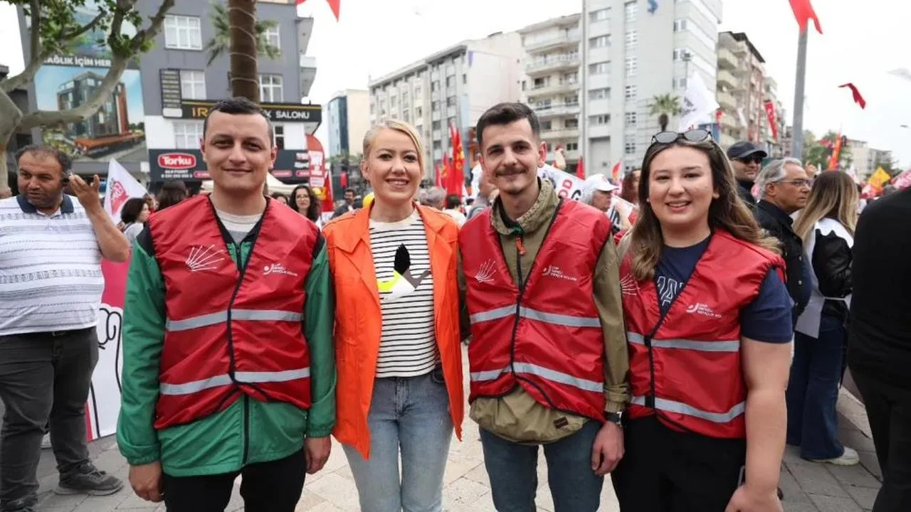 Denizli'de 1 Mayıs işçi bayramı: Yağış altında kutlandı