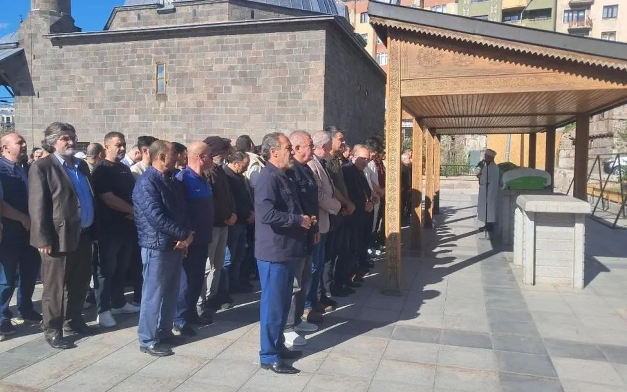 Gazeteci Sebahattin Özgün'ün annesi Memduha Özgün vefat etti