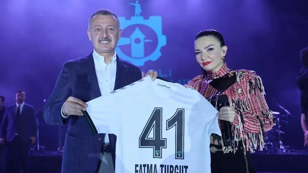 19 Mayıs kutlamalarında rekor! İzmit'te Fatma Turgut konserine 50 bin kişi akın etti