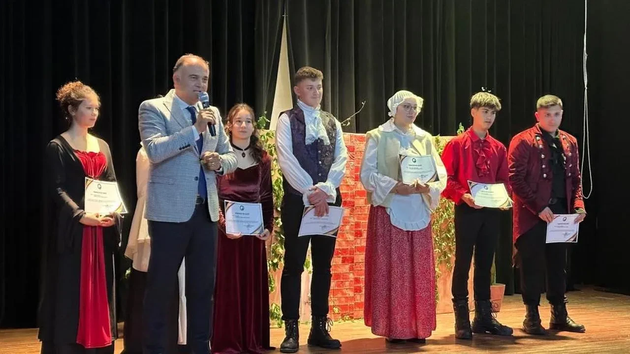 Sinop'ta lise öğrencileri 'Romeo ve Juliet' ile sahne performansında ustalığını gösterdi