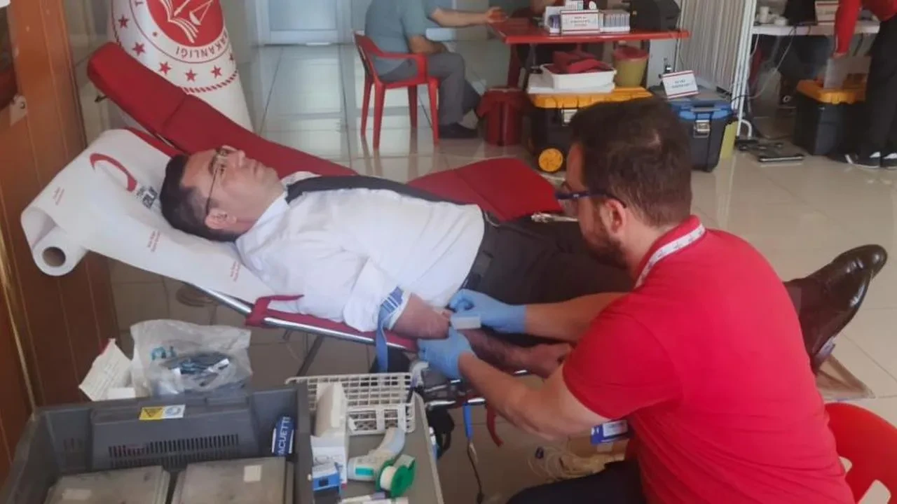 Siirt'te adliyede kan bağışı seferberliği: Başsavcı Sarıca 32. kez kan verdi