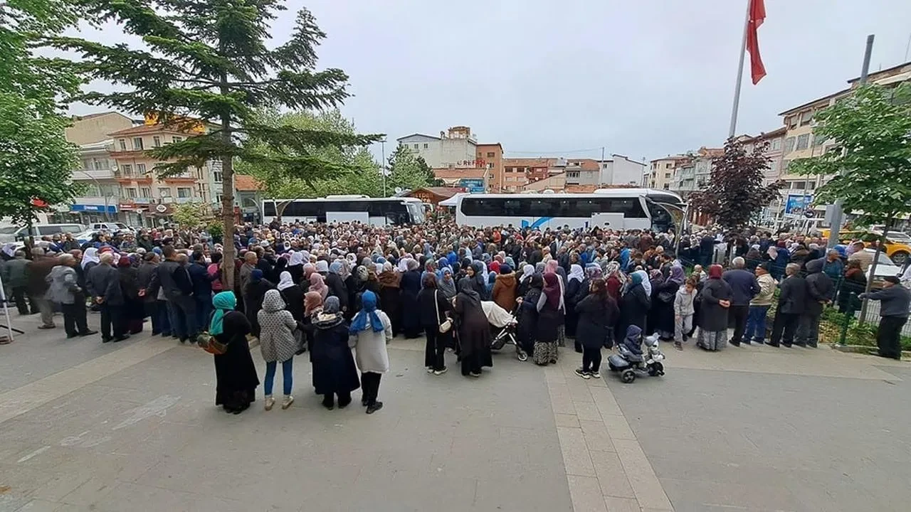 Simav'dan 80 hacı adayı dualarla kutsal topraklara uğurlandı