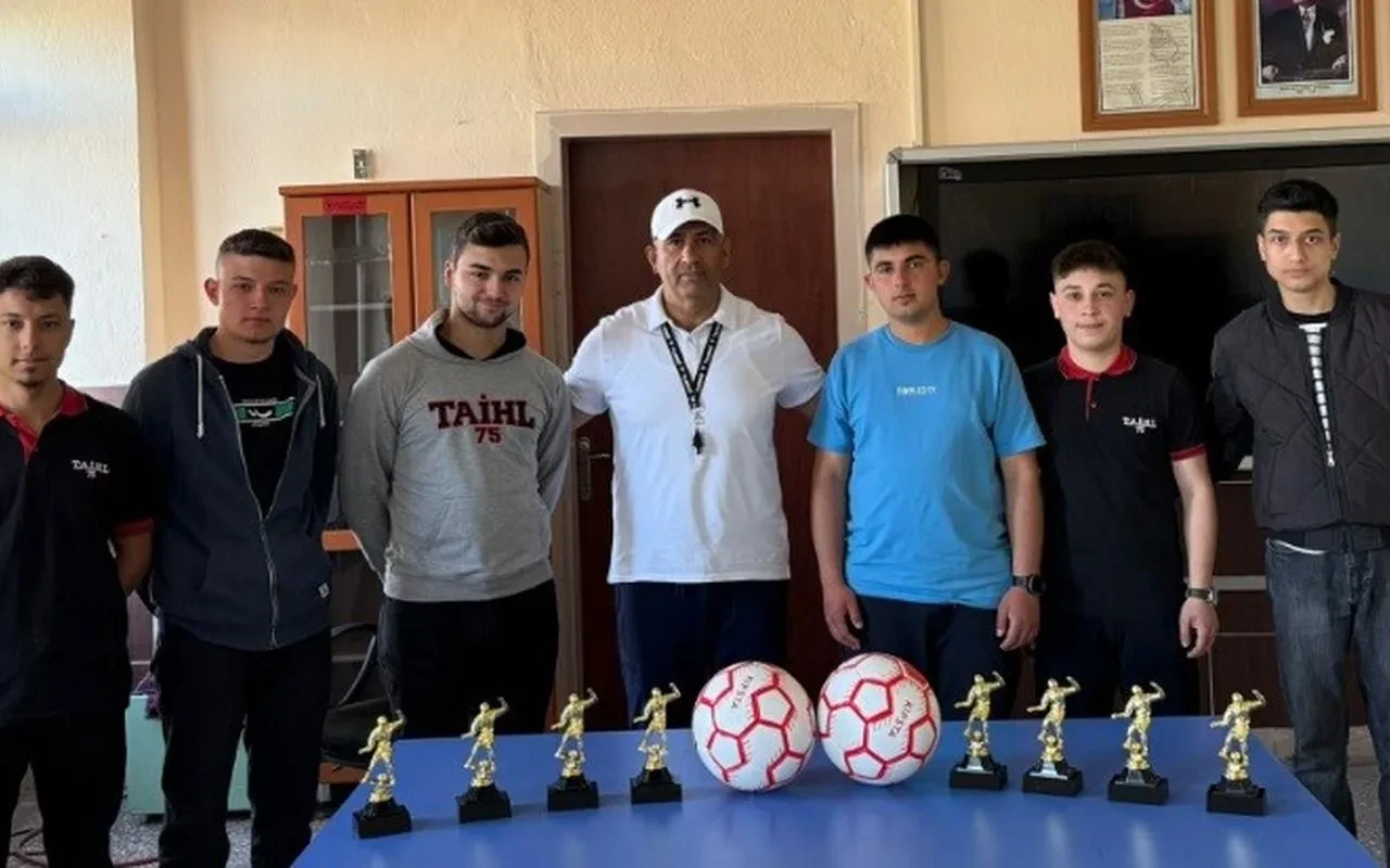 Tavşanlı Anadolu İmam Hatip Lisesi'nde futsal heyecanı başladı