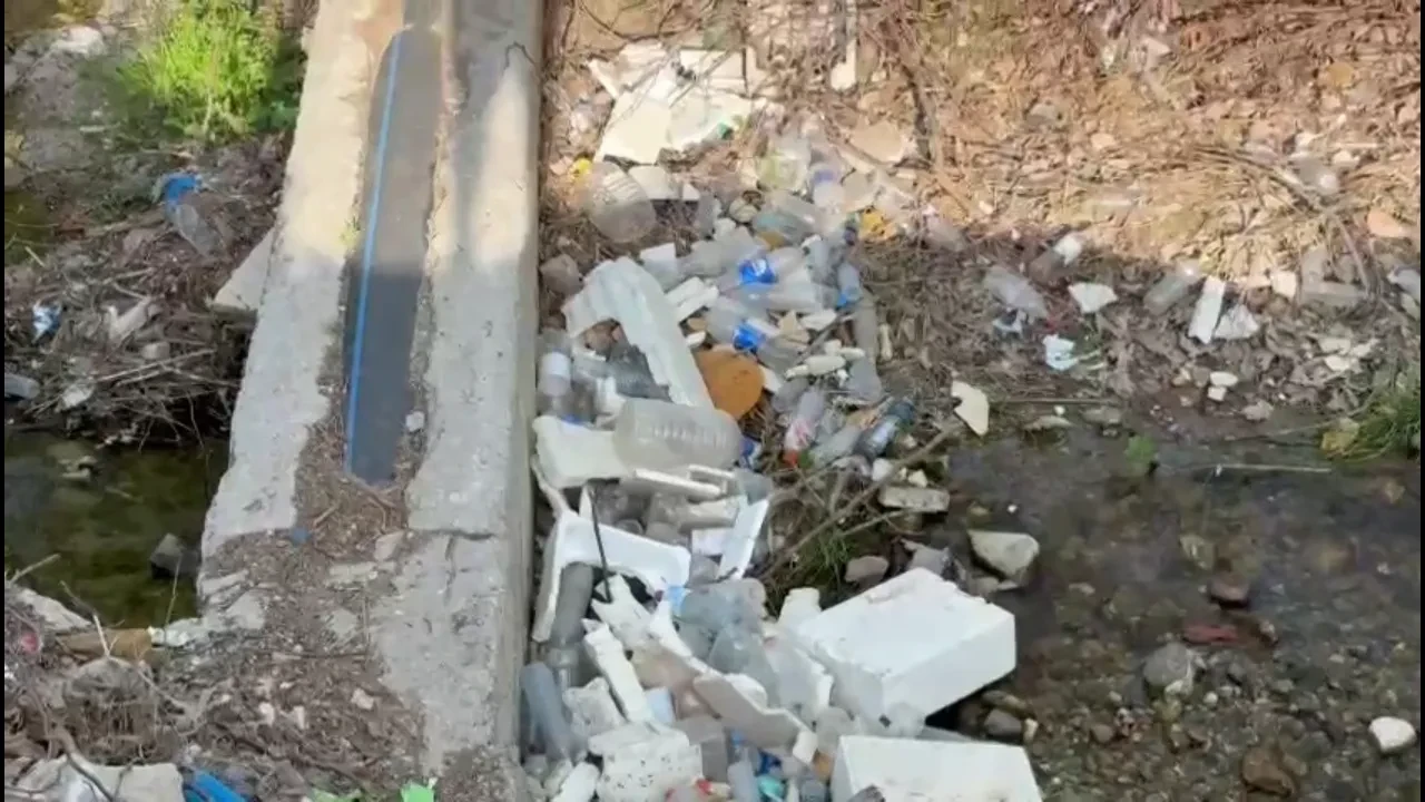 Kartepe'deki derelerdeki plastik kirliliği mahalle sakinlerini isyan ettirdi