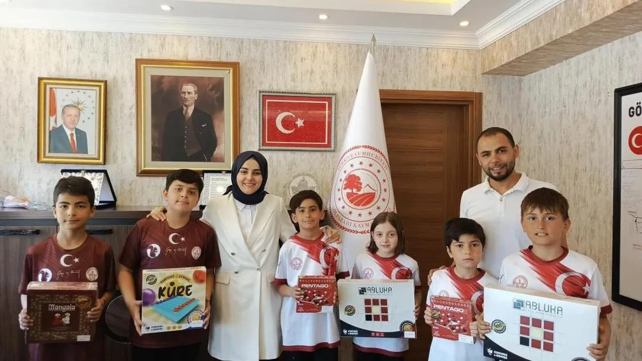 Başarılı öğrencilerden Kaymakam Kılıç'a ziyaret: Akıl ve Zekâ Oyunları'nda ödül kazandılar