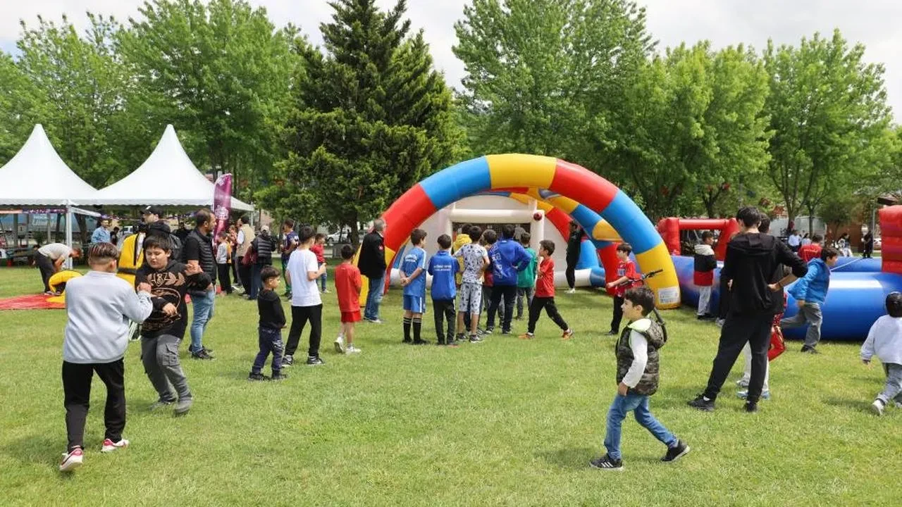 Bursa'da 19 Mayıs gençlik şenliği ile kutlanıyor: Bursa büyükşehir belediyesi'nin etkinliği başladı