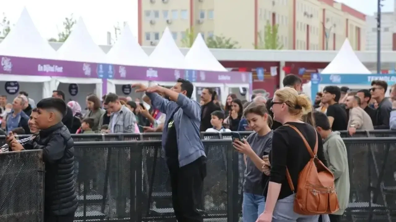 Kocaeli'nde 19 Mayıs coşkusu: Kitap hediyeleri yağdıran bilgi yarışması