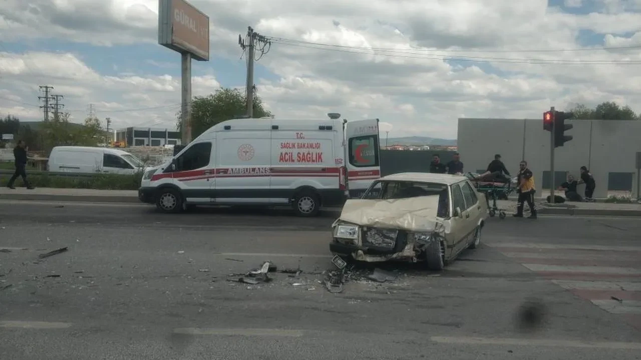 Otomobillerin çarpıştığı kazada 4 kişi yaralandı