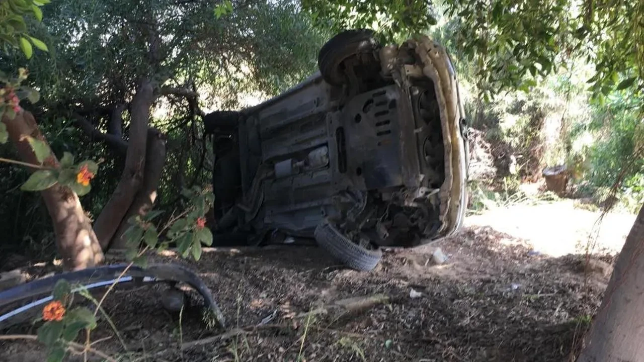 Mersin'de feci kaza! Kontrolden çıkan otomobil bahçeye uçtu, sürücü yaralı