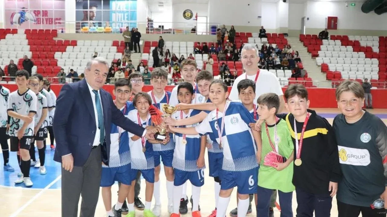 Bozüyük'te okul sporları futsal finali: Mehmet akif ersoy ortaokulu şampiyon oldu