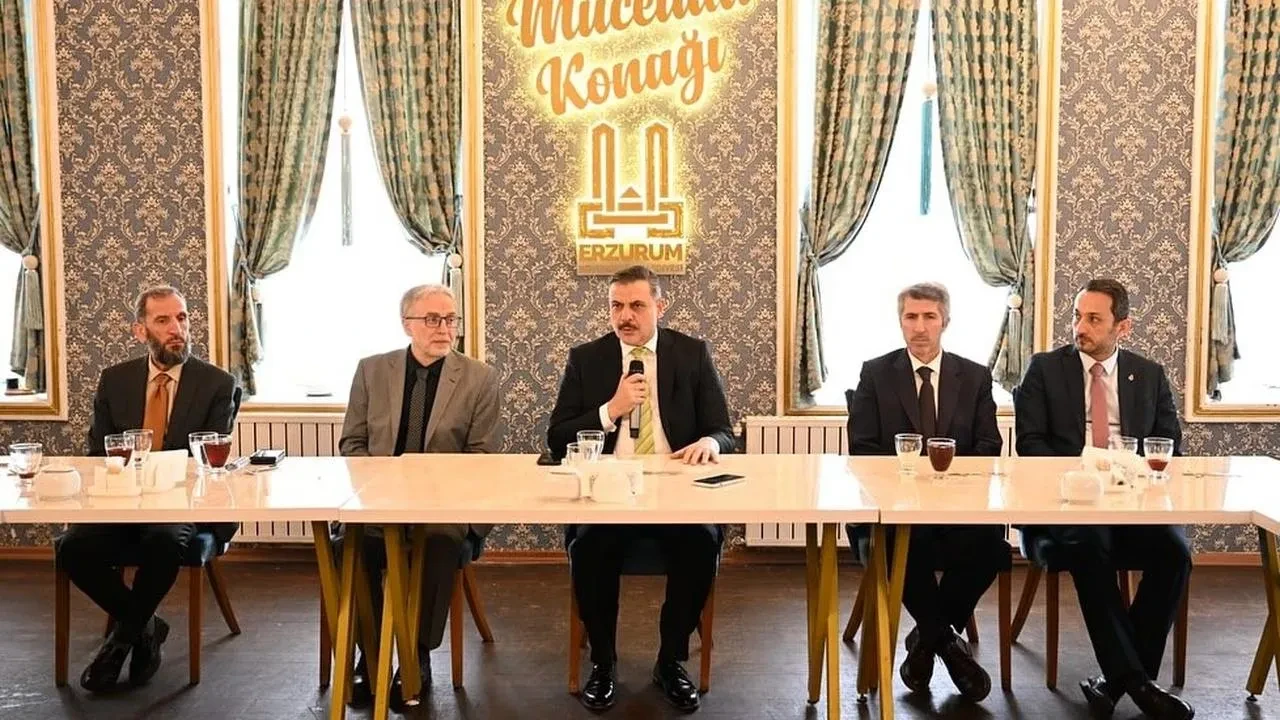Teravih namazlarını hatimle kıldıran hocalar unutulmadı: Erzurum Valisi din görevlilerini ağırladı