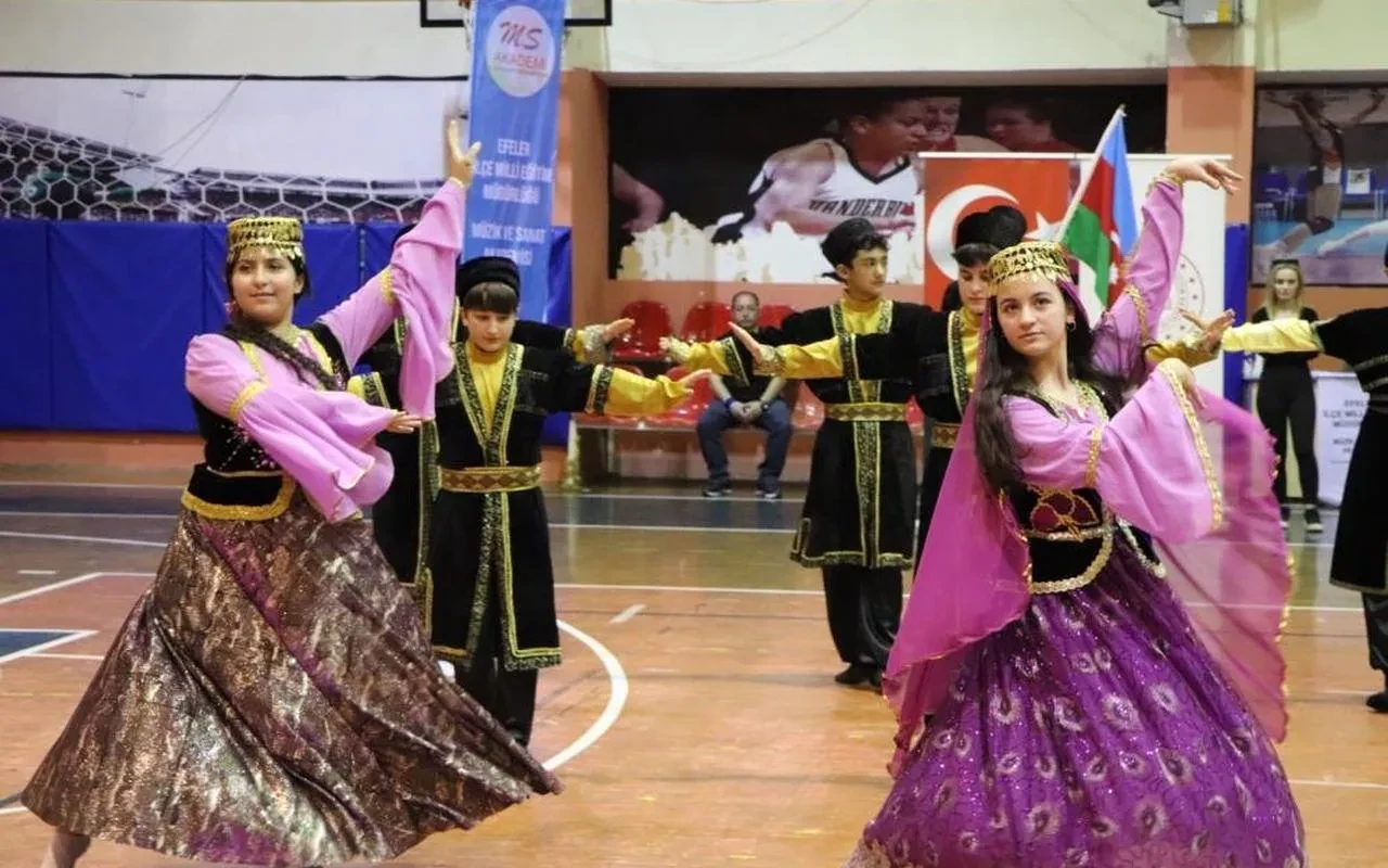 Efeler'de düzenlenen halk dansları festivali büyük ilgi gördü