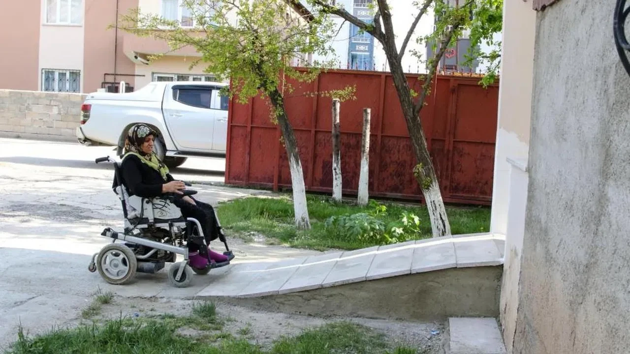 Van'da engelli vatandaşa tekerlekli sandalye ve engelli rampası: Sevgi dolu dokunuş