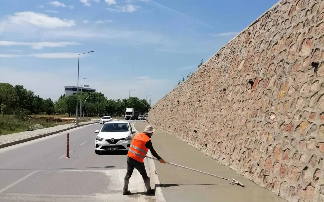 Kartepe İstasyon Mahallesi'ne modern ve güvenli kaldırım yapıldı