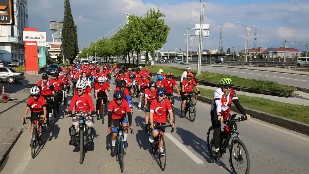 Kocaeli'nde dev Türk Bayrağıyla 19 Mayıs bisiklet şöleni!