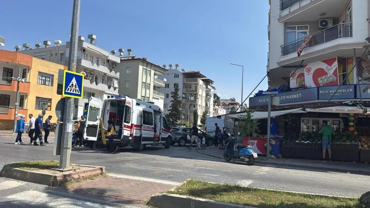 Manavgat'ta motosiklet ve otomobil çarpıştı: Çınar E. yaralandı, hayati tehlike yok