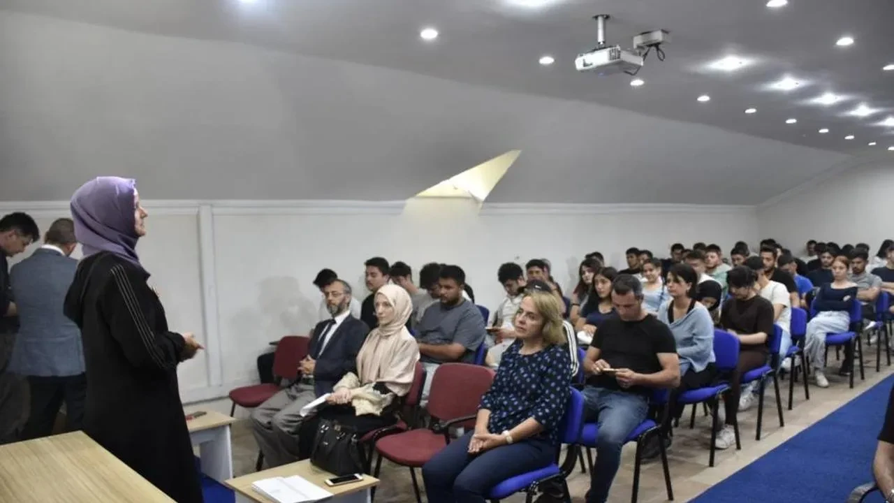 Köyceğiz Müftülüğü'nden üniversite öğrencilerine seminer: Dijital iletişim ve sanal gençlik neleri kapsıyor