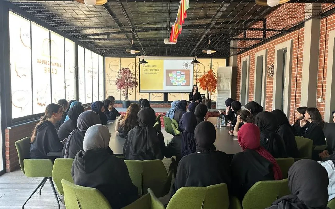 Learn and Speak Cafe'de öğrencilere İngilizce eğitimi