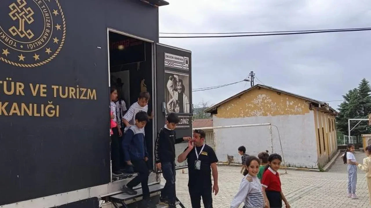 Elazığ'da Gezen Sinema Tırı ile 550 çocuk sinema keyfini ücretsiz yaşadı