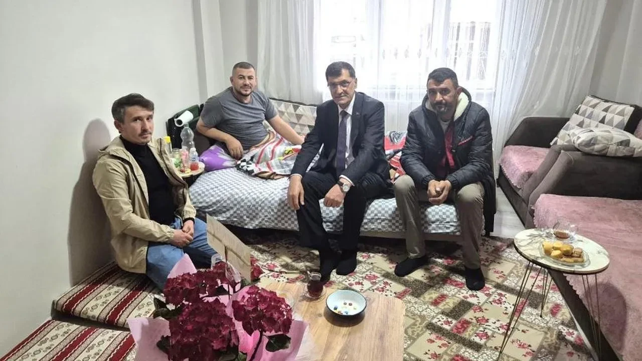 Kütahya Belediye Başkanı Kahveci'den iş kazası mağduru çalışana geçmiş olsun ziyareti