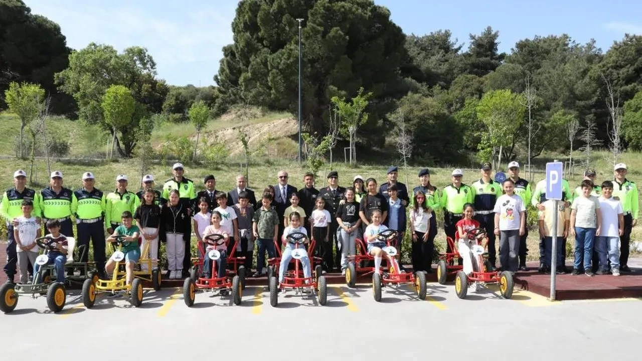 Minikler, trafik kurallarını uzmanlarından öğrendi: Çanakkale Valisi öğrencilerle bir araya geldi