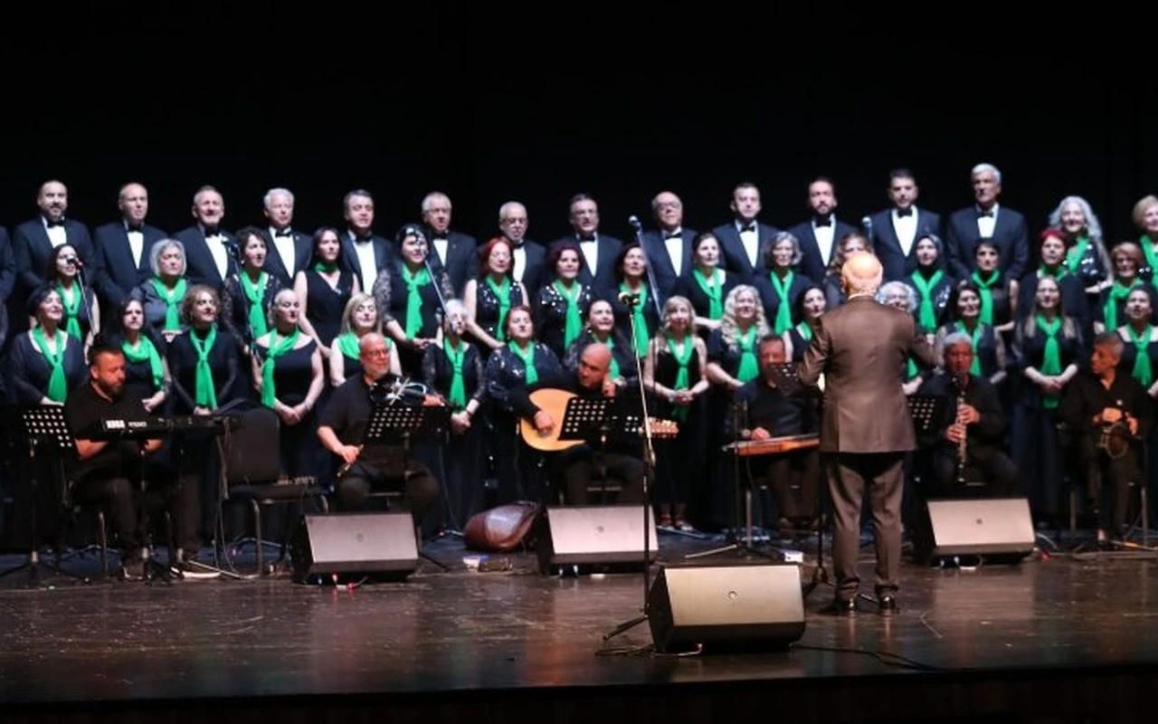 İzmit Belediyesi Türk Sanat Müziği korosu coşturdu