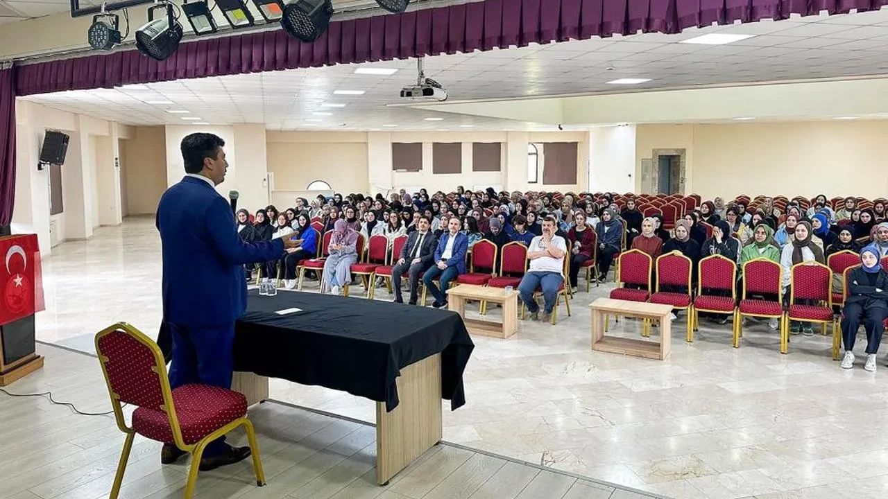 SUBÜ Rektörü Sarıbıyık, liseli öğrencilerle buluştu: Kariyer için doğru programlama şart