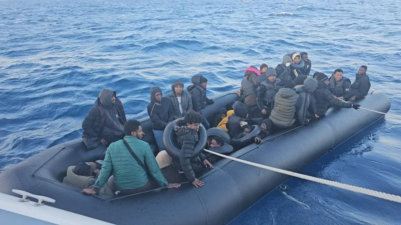 Didim açıklarında yürekleri burkan olay: Yunanistan'dan itilen 42 düzensiz göçmen Sahil Güvenlik tarafından kurtarıldı