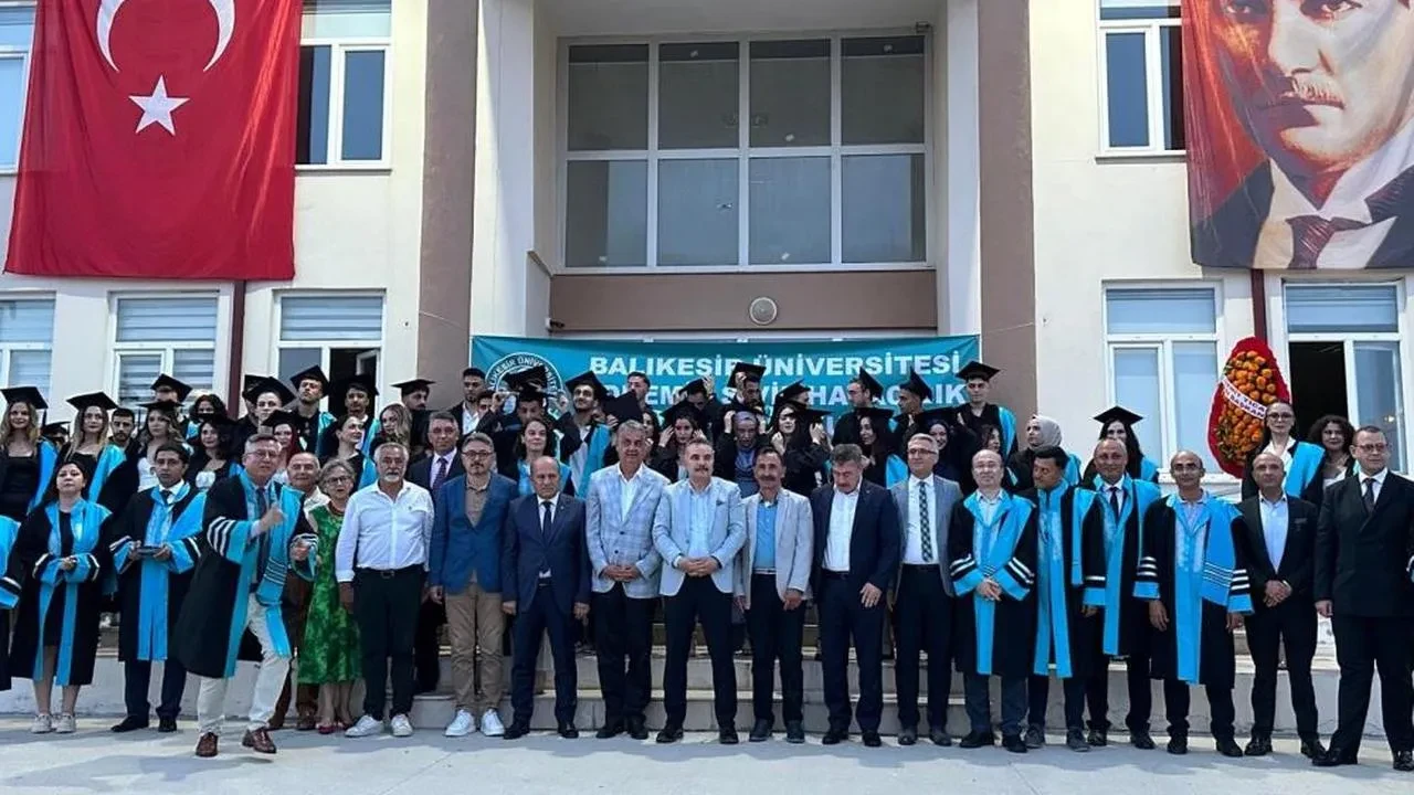 Balıkesir Üniversitesi'nde mezuniyet coşkusu: 50 öğrenci diplomalarını aldı