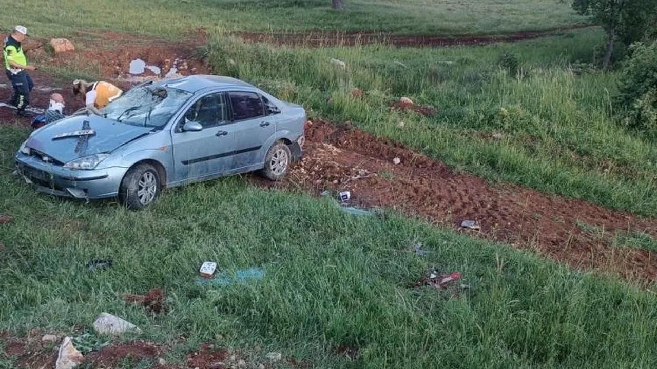 Dursunbey'de otomobil kaza yaptı: 3 kişi yaralandı