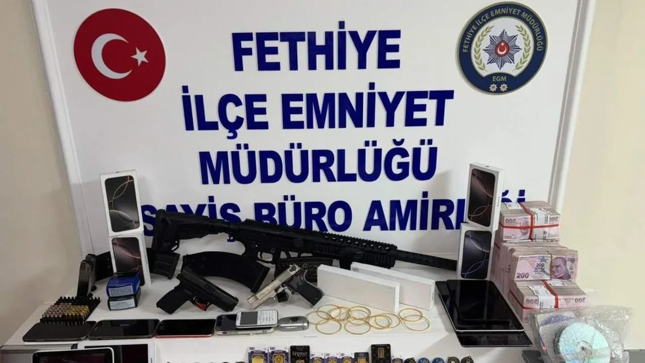 Fethiye’de dolandırıcılık şüphelisi yakalandı: Çok sayıda silah, altın ve para ele geçirildi